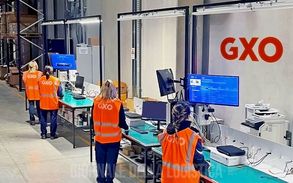 Sky Italia affida a GXO i servizi logistici e le attività a valore aggiunto GXO Sky Italia