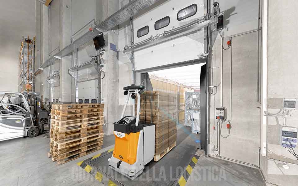 STILL automatizza il carico e scarico dei camion: arriva in baia il transpallet autonomo AXL 15 iGo